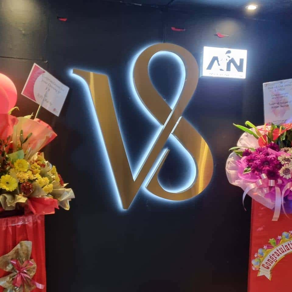 Club V8