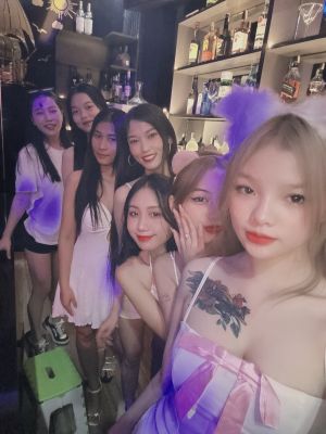 Nari bar girls group3.jpg