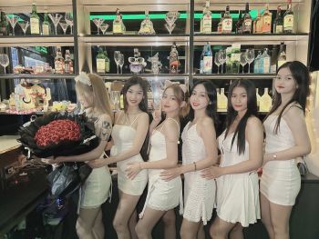 Nari bar girls group4.jpg