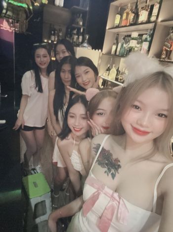 Nari bar girls group2.jpg