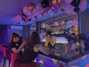 Roses bar2.jpg