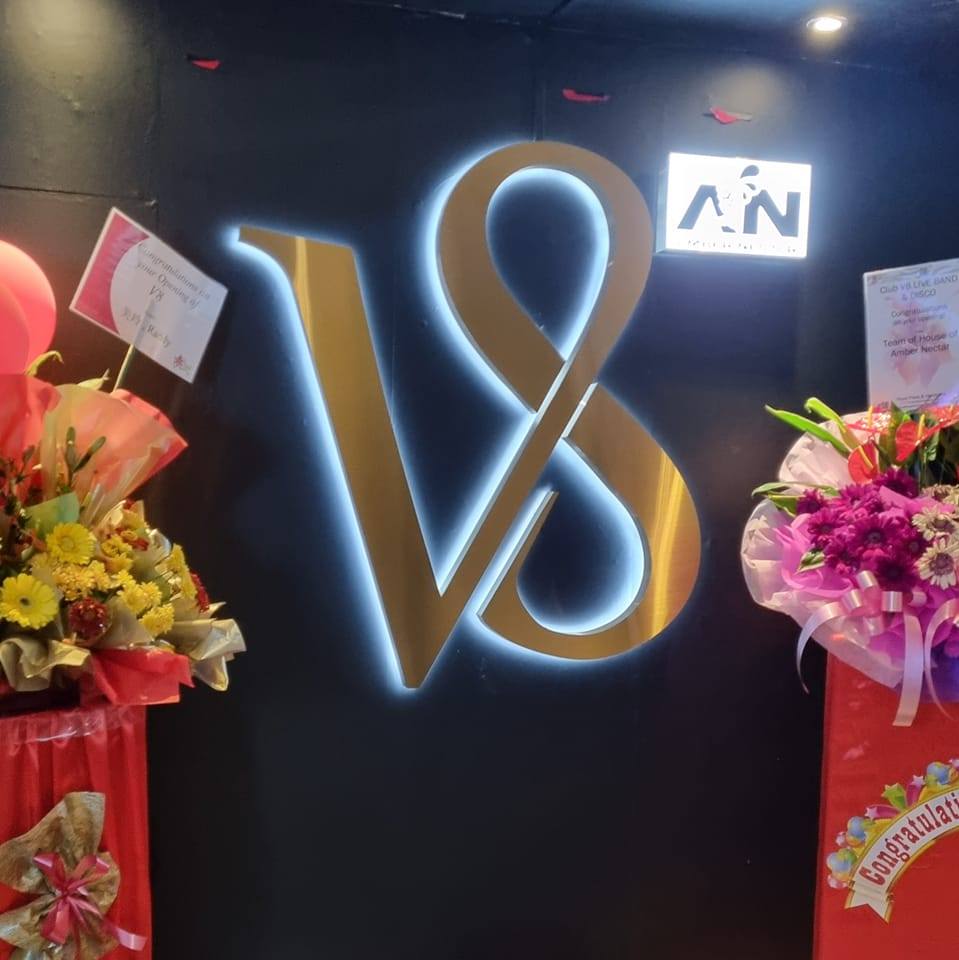 Club V8